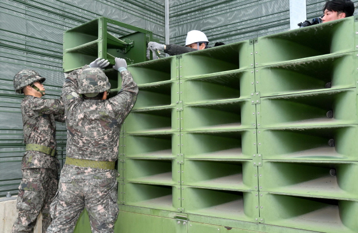 ▲ 육군 9사단 교하중대 교하 소초 장병들이 지난 2018년 5월 1일 경기도 파주시 민간인 통제구역내 설치되어 있는 고정형 대북 확성기를 철거하는 모습. ⓒ뉴시스