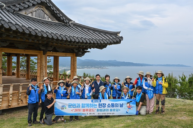 ▲ 김광열 군수가 영해면 상대산 관어대를 오르며 군민과 소통하고 있다.ⓒ영덕군