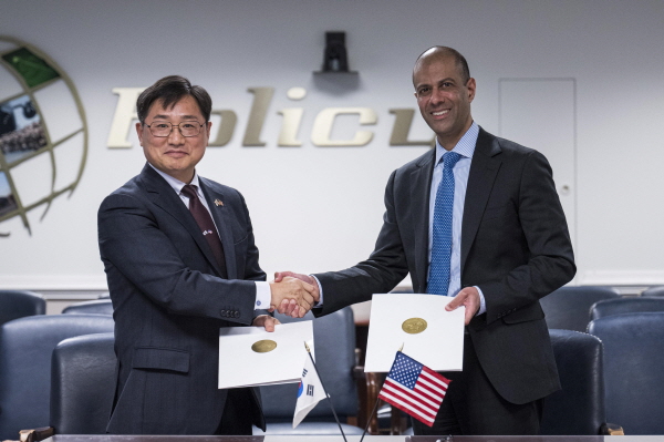 ▲ 한미 핵협의그룹(NCG) 공동대표인 조창래 대한민국 국방부 국방정책실장(왼쪽)과 비핀 나랑 미합중국 국방부 우주정책수석부차관보가 12일(미국 현지시간) 미국 국방부 청사에서 'NCG 프레임워크 문서'에 서명한 뒤 기념사진을 촬영하고 있다. ⓒ국방부 제공