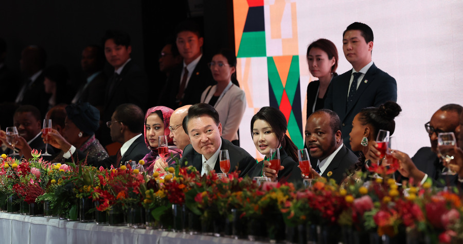 ▲ 윤석열 대통령과 부인 김건희 여사, 아프리카 정상들이 3일 서울 중구 신라호텔 영빈관에서 열린 한·아프리카 정상회의 환영만찬에서 건배하고 있다. ⓒ뉴시스