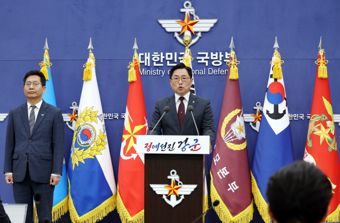 ▲ 조창래 국방부 정책실장이 4일 오후 서울 용산구 국방부 청사에서 '9·19 군사합의 전부 효력 정지 결정'과 관련 브리핑을 하고 있다. 왼쪽은 김병대 통일부 통일정책실장. ⓒ뉴시스