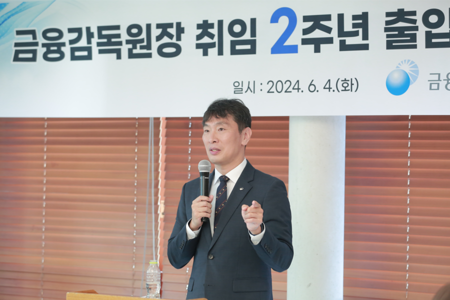 ▲ 이복현 금융감독원장이 4일 열린 취임 2주년 기자간담회에서 기자들의 질문에 답하고 있다. ⓒ금융감독원 제공.