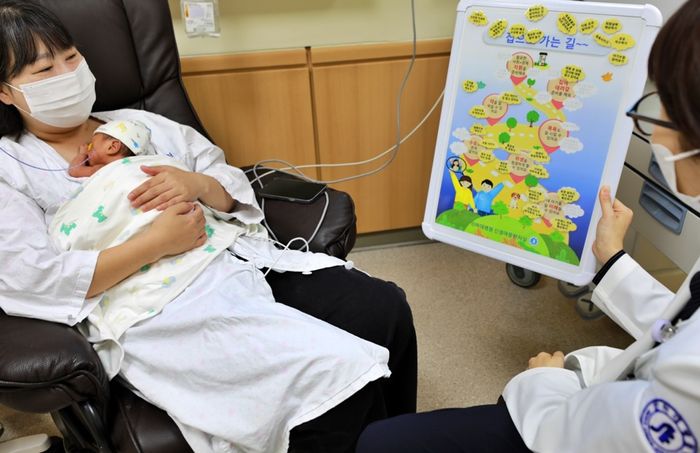 ▲ 한 산모가 인하대병원 신생아 중환자실에서 캥거루 케어를 받고 있다. ⓒ 인하대병원 제공