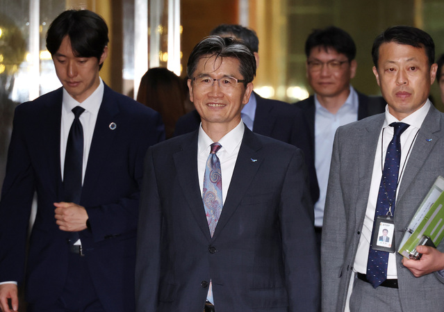 ▲ 오동운 신임 고위공직자범죄수사처장(가운데)이 28일 오전 국회에서 김진표 국회의장을 예방하기 위해 이동하고 있다. ⓒ연합뉴스