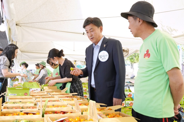 ▲ 지난해 열린 제21회 퇴촌 토마토축제에서 방세환 광주시장이 토마토 판매대를 돌아보고 있다. ⓒ광주시 제공