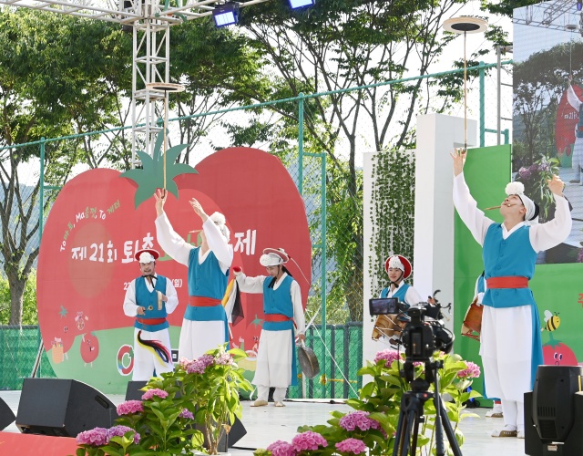 ▲ 지난해 열린 제21회 퇴촌 토마토축제 개막식에서 공연이 진행되고 있다. ⓒ광주시 제공