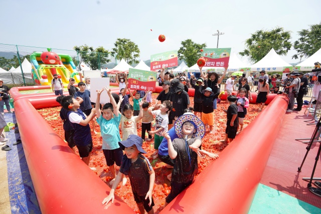 ▲ 지난해 열린 제21회 퇴촌 토마토축제에서 어린이들이 토마토 풀장에서 축제를 즐기고 있다. ⓒ광주시 제공