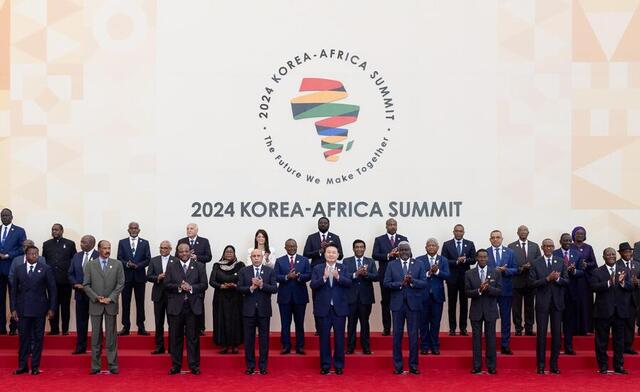 ▲ 윤석열 대통령이 4일 오후 2024 한-아프리카 정상회의장에서 열린 2024 한-아프리카 정상회의를 마친 후 아프리카연합(AU) 의장인 모리타니의 모하메드 울드 셰이크 엘 가즈아니 대통령을 비롯한 아프리카 각국 대표들과 기념촬영하고 있다. (사진=대통령실 제공) ⓒ뉴시스 제공