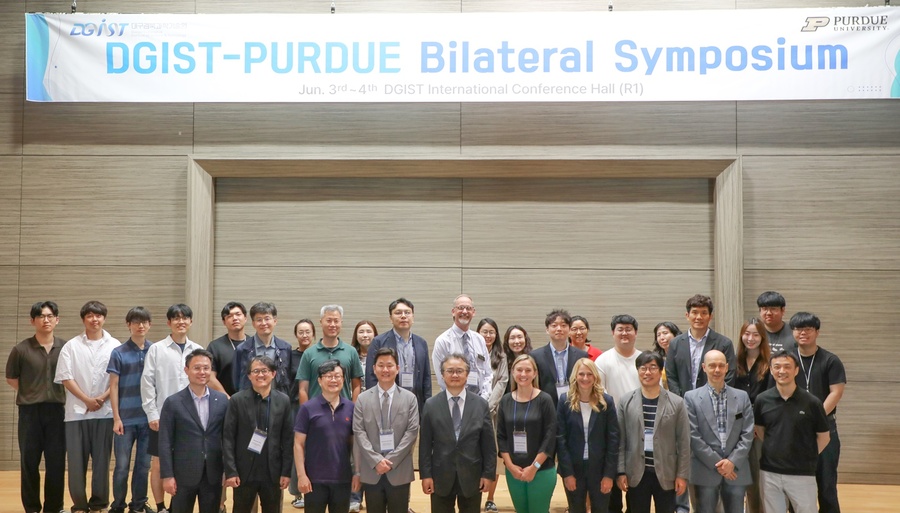 ▲ 3일 DGIST에서 열린 DGIST 퍼듀대학교 심포지엄에서 참가자들이 기념사진을 촬영하고있다.ⓒDGIST