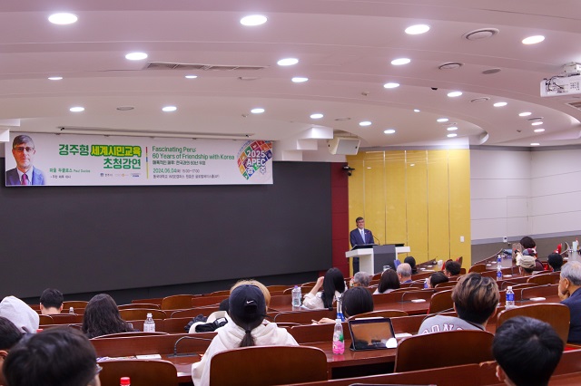 ▲ 파울 두클로스 주한 페루대사가 4일 동국대학교 WISE캠퍼스에서 강연하고 있다.ⓒ경주시