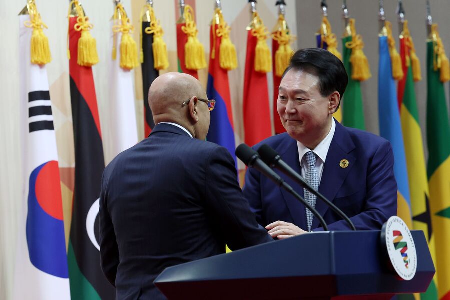 ▲ 윤석열 대통령과 아프리카연합(AU) 의장인 모하메드 울드 셰이크 엘 가즈아니 모리타니 대통령이 4일 경기 고양시 킨텍스에서 2024 한-아프리카 정상회의 공동언론발표를 마친 뒤 악수하고 있다. (사진=대통령실 제공) ⓒ뉴시스 제공