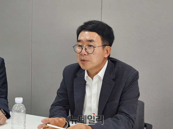 ▲ 진양곤 HLB그룹 회장이 지난달 17일 FDA의 리보세라닙·캄렐리주맙 품목허가 신청 CRL(보완요구서한) 조치를 내린 데 대해 설명하고 있다.ⓒ최영찬 기자