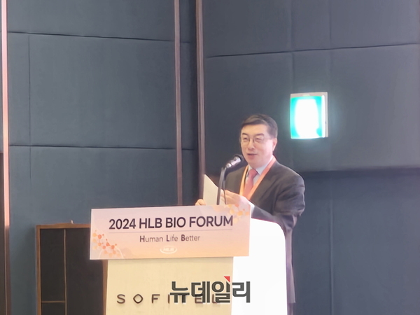 ▲ 프랭크 지앙 항서제약 최고전략책임자(CSO) 부사장이 지난달 23일 서울 송파구 소피텔 앰배서더 서울 호텔에서 개최된 '제2회 HLB바이오포럼'에 참석해 발언하고 있다.ⓒ최영찬 기자