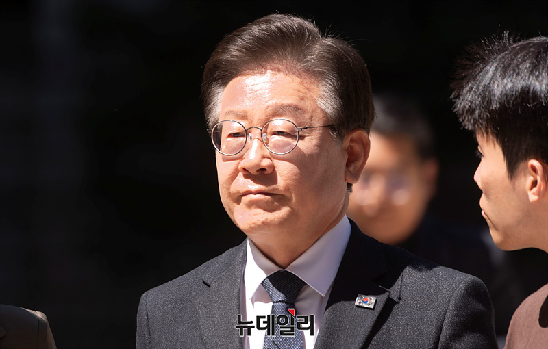 ▲ 이재명 더불어민주당 대표가 4일 오전 서울 서초구 중앙지법에서 열린 '대장동 배임·성남FC 뇌물' 관련 공판에 출석하고 있다. ⓒ서성진 기자