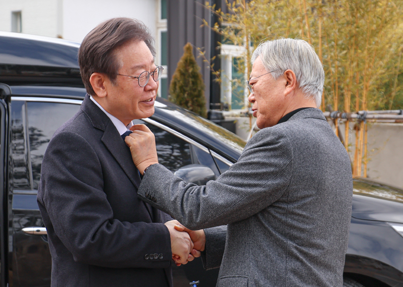 ▲ 이재명 더불어민주당 대표가 지난 2월 4일 경남 양산시 평산마을 문재인 전 대통령 사저를 찾아 문 전 대통령과 인사 나누며 피습당한 목의 흔적과 관련한 대화를 나누고 있다. ⓒ뉴시스