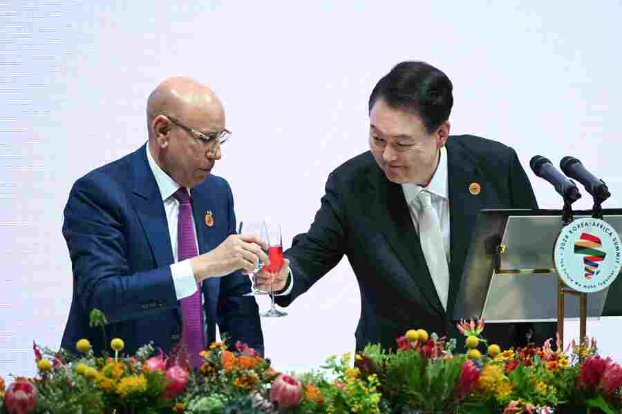 ▲ 윤석열 대통령이 3일 서울 중구 신라호텔에서 열린 2024 한-아프리카 정상회의 환영 만찬에서 아프리카연합(AU) 의장국인 모리타니아 모하메드 울드 셰이크 엘 가주아니 대통령과 건배하고 있다. (사진=대통령실 제공) ⓒ뉴시스 제공