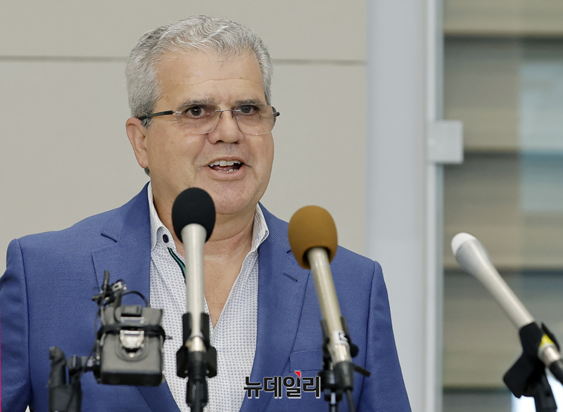 ▲ 동해 심해에 최대 140억 배럴의 석유와 가스 매장 가능성을 확인해 준 미국 '액트지오(Act-Geo)'사의 비토르 아브레우(Vitor Abreu) 고문이 5일 오전 인천국제공항에 입국해 취재진을 만나고 있다ⓒ정상윤 사진기자