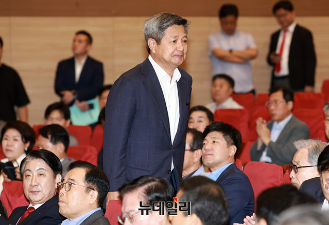 ▲ 김장겸 국민의힘 의원이 지난해 9월 19일 오전 국회의원회관에서 가짜뉴스 근절을 위한 법/제도 개선 방안 모색을 주제로 열린 긴급 공청회에서 참석자들에게 인사를 하고 있다. ⓒ정상윤 기자