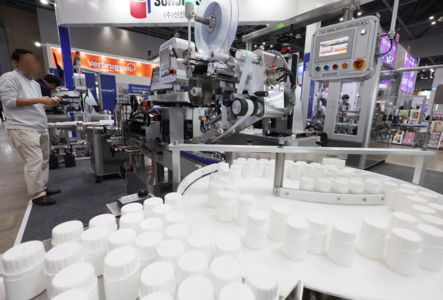 ▲ 23일 경기 고양 킨텍스 제1전시장에서 열린 제24회 국제포장기자재전, 제19회 제약·바이오·화장품기술전, 제16회 국제화학장치산업전을 찾은 관람객이 참가 업체 장비들을 살피고 있다. 2024.04.23. ⓒ뉴시스