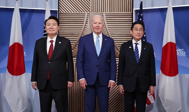 ▲ 아시아태평양경제협력체(APEC) 정상회의 참석차 미국을 방문 중인 윤석열 대통령이 16일(현지시간) 샌프란시스코 모스코니센터 미 대통령 양자회담장에서 열린 한미일 정상 회동에서 조 바이든 미국 대통령, 기시다 후미오 일본 총리와 기념촬영 하고 있다. 2023.11.17. ⓒ뉴시스