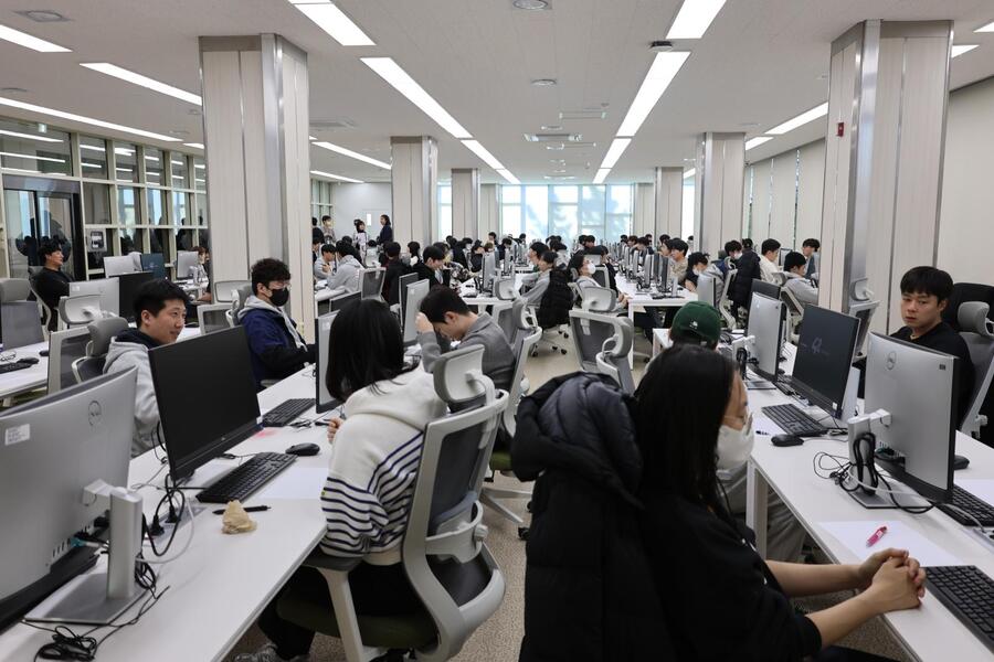 ▲ 과학기술정보통신부와 정보통신기획평가원(IITP)의 지원으로 작년에 설립된 혁신 교육기관인 (재)경산이노베이션아카데미가 ‘42경산’ 2기 본과정을 위한 1차 라피신(La Piscine) 신청을 지난 3일부터 시작했다.ⓒ(재)경산이노베이션아카데미