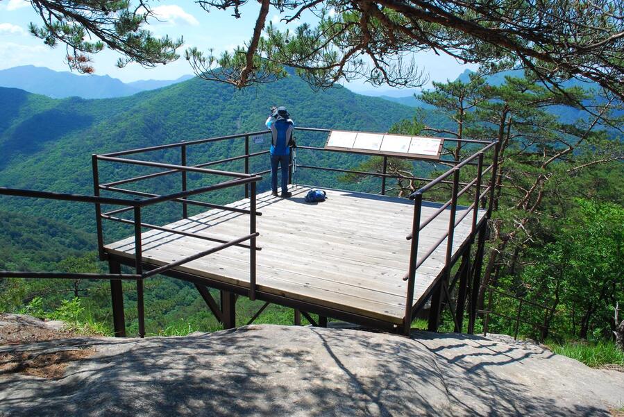 ▲ 용암봉 아래에 있는 전망대.ⓒ진경수 山 애호가