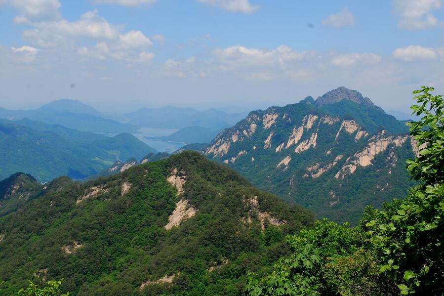 ▲ 만수봉 정상에서 바라본 월악산 영봉과 청풍호.ⓒ진경수 山 애호가