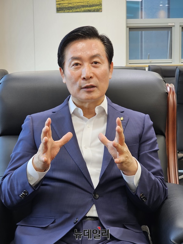 ▲ 김두중 충남신보증재단 이사장이 5일 내포 재단사무실에서 뉴데일리와 인터뷰를 하고 있다.ⓒ김정원 기자