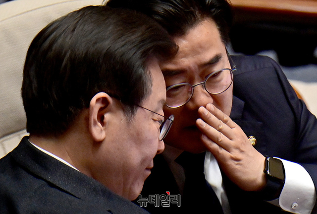 ▲ 이재명 더불어민주당 대표와 박찬대 원내대표가국회 본회의장에서 대화 하고 있다ⓒ뉴데일리DB
