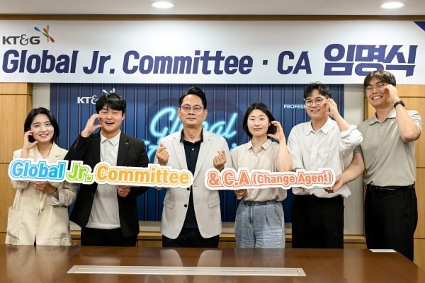 ▲ 방경만 KT&G 사장(왼쪽에서 세 번째)이 온라인으로 진행된 임명식에서 글로벌 주니어 커미티 1기 및 글로벌 CA 구성원들과 기념사진을 촬영하는 모습.
ⓒKT&G