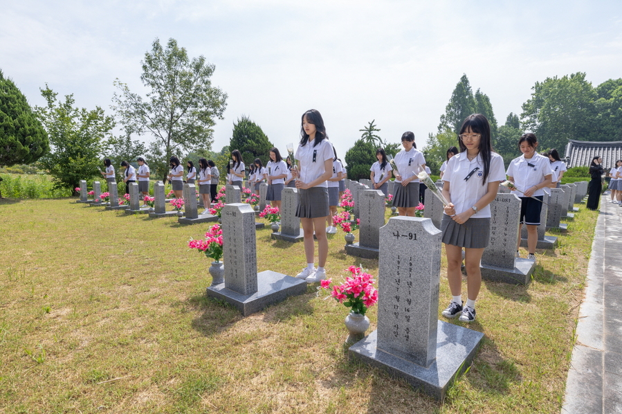 ▲ 익산지역 고등학생들이 제69주년 현충일을 맞아 팔봉군경묘지를 참배하고 있다. ⓒ익산시
