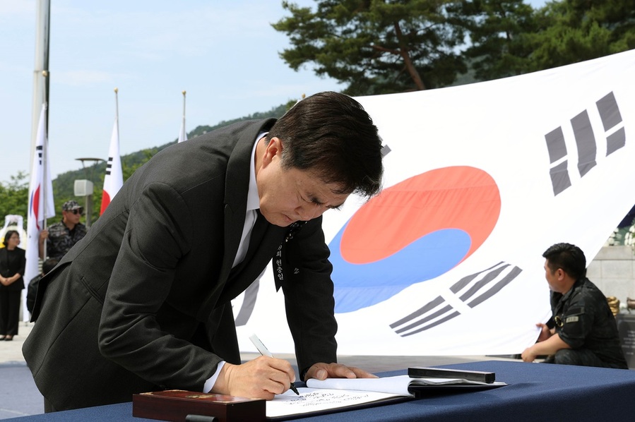 ▲ 김태흠 충남도지사가 6일 오전 제69회 현출일을 맞아 충남보훈공원에서 열린 추념식에 앞서 방명록에 서명을 하고 있다.ⓒ충남도