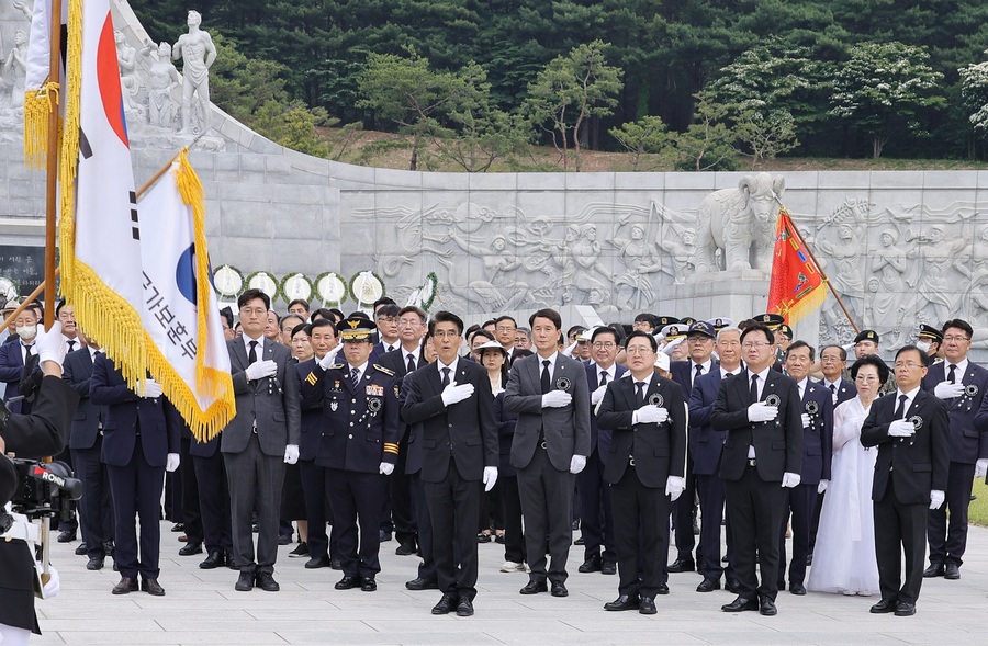 ▲ 이장우 시장과 대전시 기관장들이 6일 오전 국립대전현충원에서 추념식에 참석해 국민의례를 하고 있다.ⓒ대전시