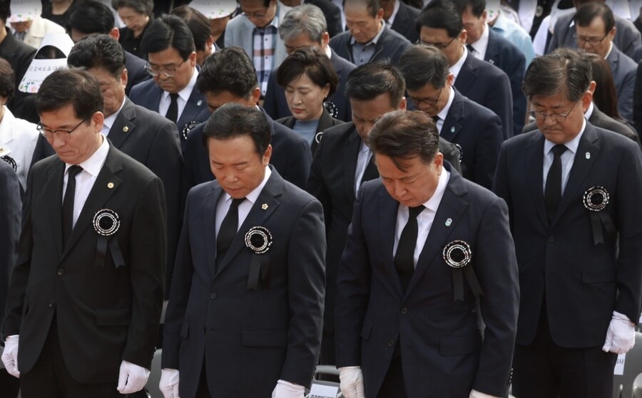 ▲ 충북도가 주최한 제69회 현충일 추념식에서 김영환 충북도지사와 윤건영 충북도교육감, 환영호 충북도의장 등이 묵념을 하고 있다.ⓒ충북도