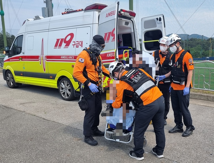▲ 강원소방본부 소속 119 구조대원들이 응급환자를 병원으로 이송하고 있다.ⓒ강원소방본부