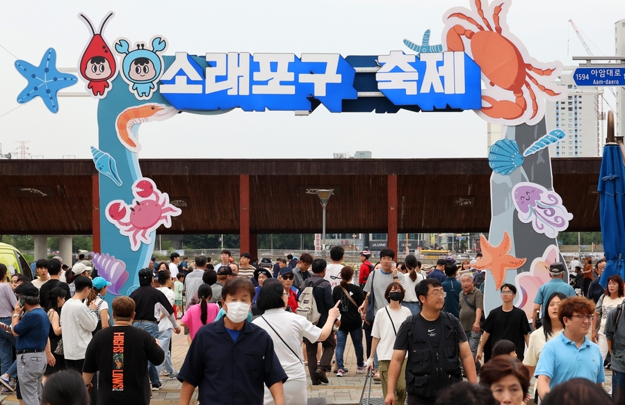 ▲ 인천시 남동구 '소래포구축제'는 지난해에는 관광객 48만여명이 방문할 정도로 인천의 대표적 축제로 자리매김하고 있다. 지난해 소래포구 행사장에도 관광객들의 발길이 이어졌다. ⓒ인천 남동구 제공