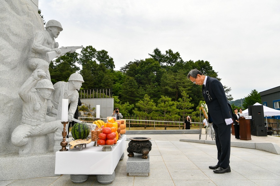 ▲ 박남서 영주시장이 헌화·분향을 한 뒤 묵념을 하고 있다.ⓒ영주시