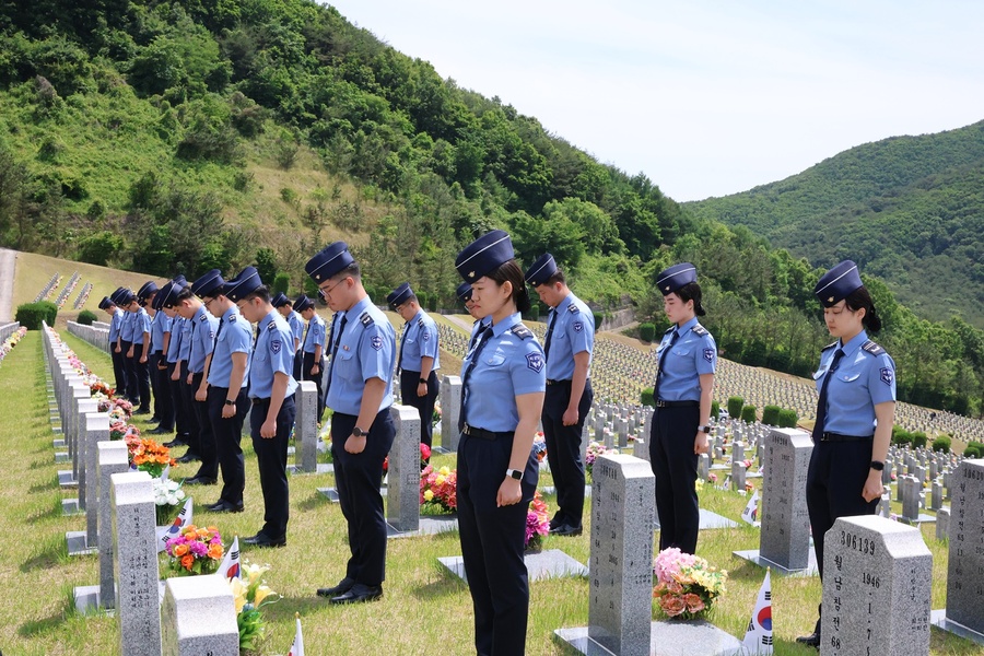 ▲ 영진전문대학교(총장 최재영) 공군 부사관학군단 후보생들이 현충일을 맞아 5일 국립 영천호국원을 참배하고 봉사활동을 실시했다.ⓒ영진전문대