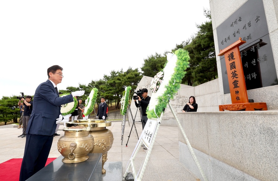 ▲ 경상북도는 6일 국립영천호국원에서 순국선열과 호국영령의 숭고한 희생정신을 추모하기 위해 ‘제69회 현충일 추념식’을 엄숙히 거행했다.ⓒ경북도