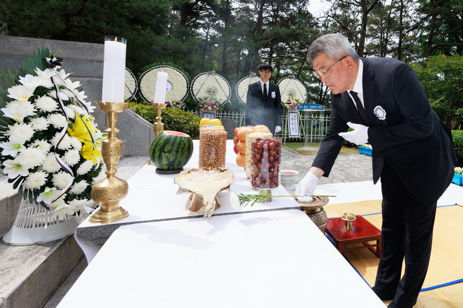 ▲ 예천군(군수 김학동)은 6일 나라를 위해 목숨을 바친 순국선열과 호국영령들을 추모하기 위해 제69회 현충일 추념 행사를 예천읍 남산공원 충혼탑에서 거행했다.ⓒ예천군