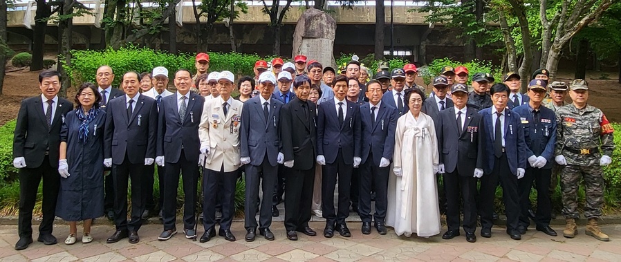 ▲ 대구 달서구(구청장 이태훈)가 6일 제69회 현충일을 맞아 두류공원에 있는 메카우장군 공덕비에서 순국선열과 호국영령의 고귀한 희생과 충절을 가슴에 새기는 참배행사를 가졌다.ⓒ달서구