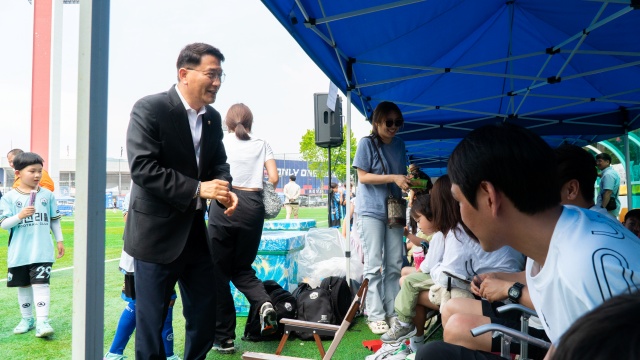 ▲ 김기정 수원시의회 의장이 6일 오후 경기 수원특례시 수원종합운동장 보조구장에서 열린 '2024 전국 유소년·여자 축구대회'에서 참가 선수 및 학부모들과 인사를 나누고 있다. ⓒ홍완식기자