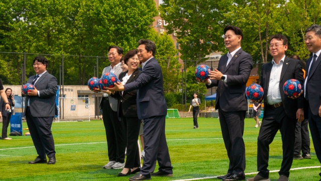 ▲ 6일 오후 경기 수원특례시 수원종합운동장 보조구장에서 열린 '2024 전국 유소년·여자 축구대회' 개회식에서 내빈들이 선수들에게 사인볼을 전달하고 있다. ⓒ홍완식기자