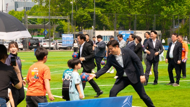 ▲ 6일 오후 경기 수원특례시 수원종합운동장 보조구장에서 열린 '2024 전국 유소년·여자 축구대회' 개회식에서 내빈들이 선수들에게 사인볼을 전달하고 있다. ⓒ홍완식기자