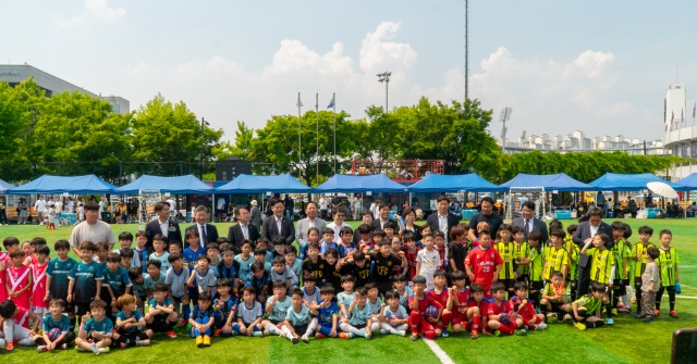 ▲ 6일 오후 경기 수원특례시 수원종합운동장 보조구장에서 열린 '2024 전국 유소년·여자 축구대회' 개회식에서 내빈들과 참가선수들이 기념촬영을 하고 있다. ⓒ홍완식기자