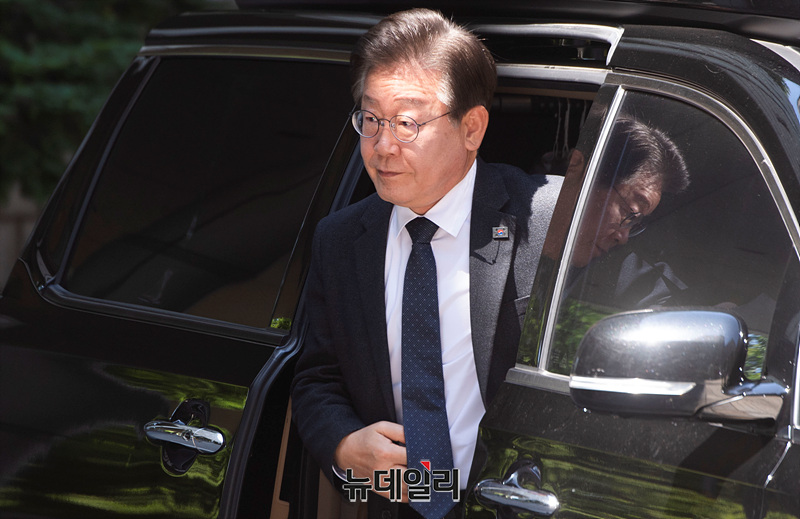 ▲ 이재명 더불어민주당 대표가 4일 오전 서울 서초구 중앙지법에서 열린 '대장동 배임·성남FC 뇌물' 관련 공판에 출석하고 있다. ⓒ뉴데일리DB