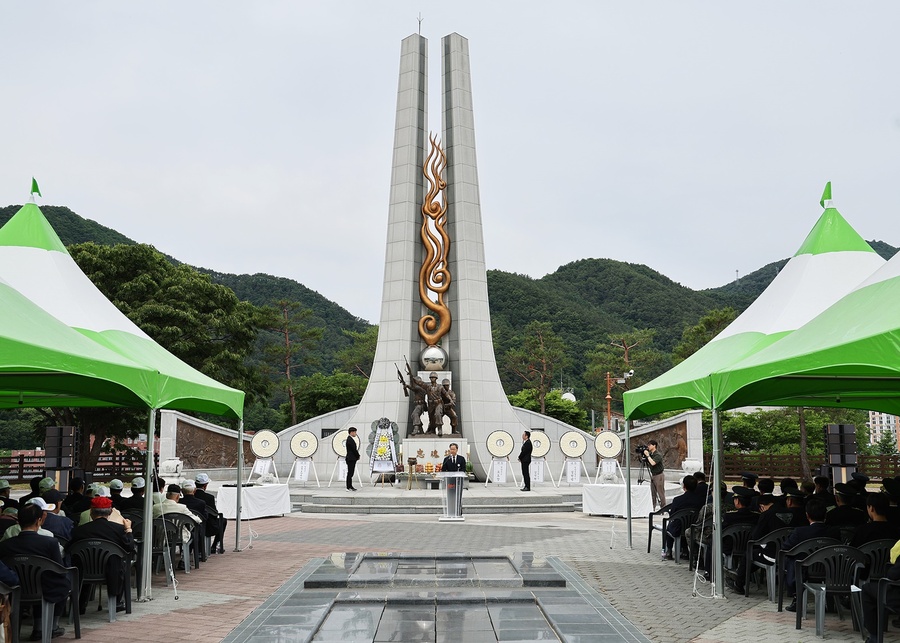 ▲ 영양군(군수 오도창)은 제69회 현충일을 맞아 영양호국공원(영양읍 서부리)에서 순국선열과 호국영령의 숭고한 희생정신을 기리기 위한 추념식을 거행했다.ⓒ영양군