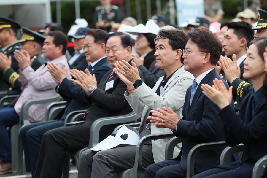 ▲ 김진태 강원도지사가 8일 춘천 베어스호텔 일원에서 열린 춘천지구전투 전승행사에 참석해 박수를 치고 있다.ⓒ강원도