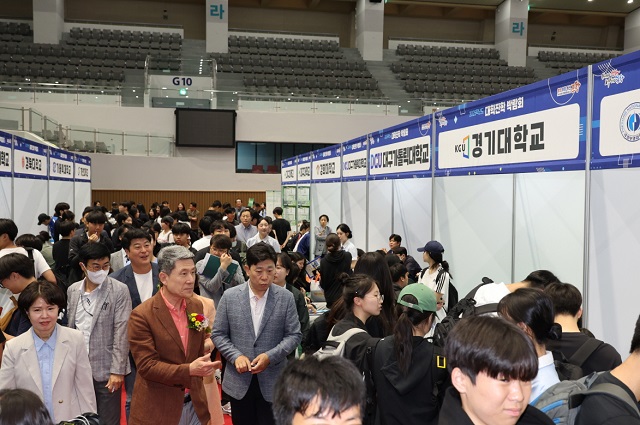 ▲ 포항시는 지난 8일 포항실내체육관에서 수험생 및 학부모를 대상으로 ‘2025학년도 대학진학박람회’를 성황리에 마무리했다.ⓒ포항시