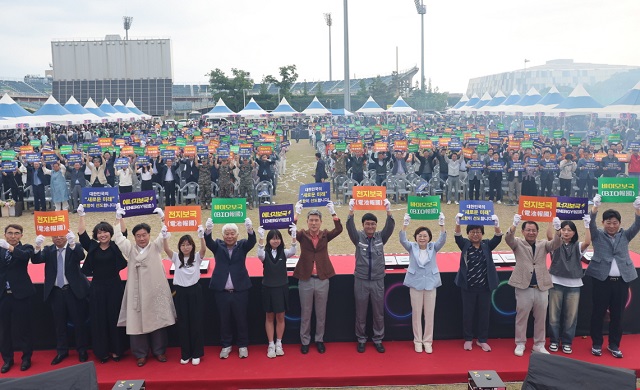 ▲ 포항시는 지난 8일 만인당 옆 잔디구장에서 시 승격 75주년을 맞아 ‘2024 포항시민의 날 기념식’과 ‘제28회 포항 단오절 민속축제’를 개최했다.ⓒ포항시